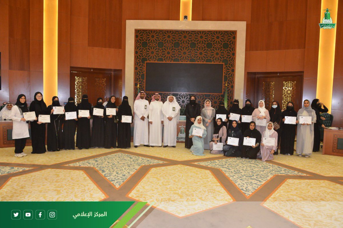 احتفلت #جامعة_الملك_عبدالعزيز  بتكريم المشاركين ببرنامج التبادل الطلابي للذكاء الاصطناعي بالشراكة مع جامعة أكسفورد. 
وتسعى الجامعة لتعزيز قدرات طلابها وإثراء المهارات المعرفية والبحثية لديهم لفهم تقنيات الذكاء الاصطناعي وبرامج المحاكاة الحاسوبية وكيفية استخدامها في تحليل البيانات