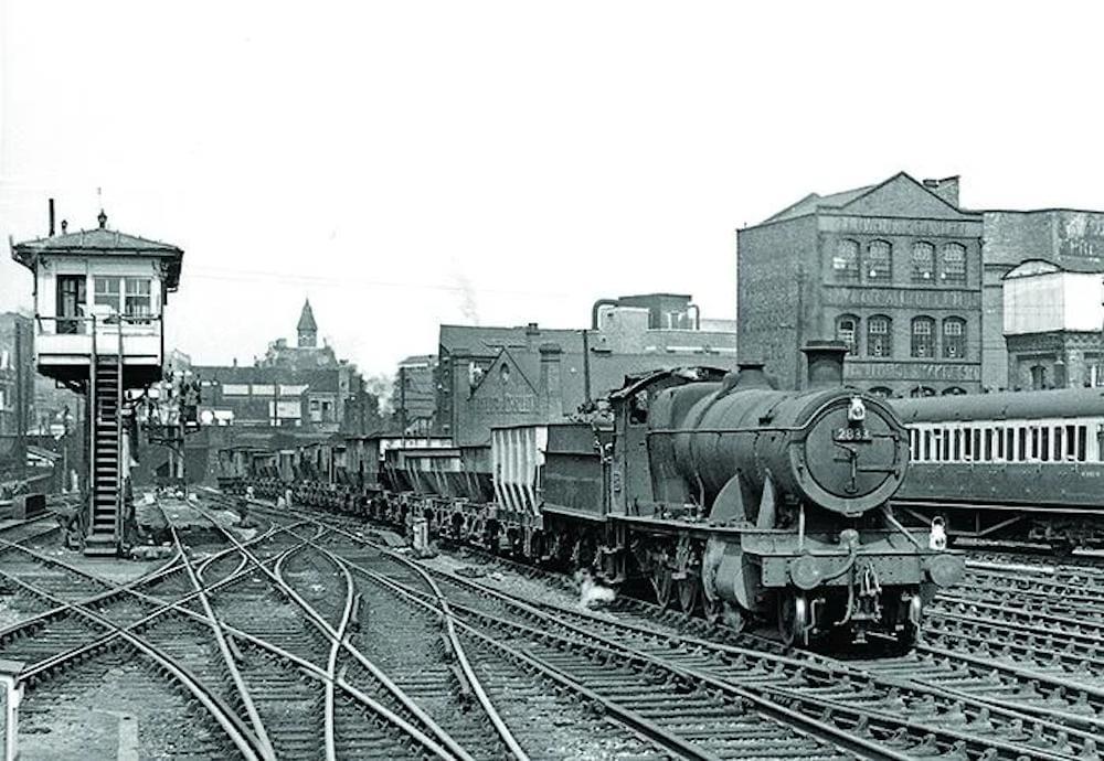2833 approaches Birmingham Snow Hill with a mixed rake of loaded coke and coal hoppers, August 25 1957.
📸Unknown