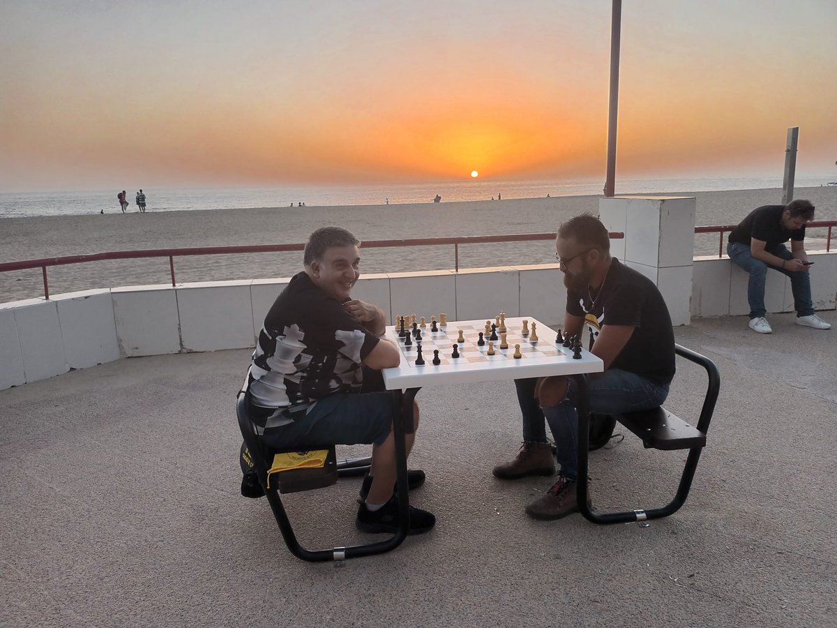 AInvidente's tweet photo. Da gusto jugar al ajedrez con este atardecer aquí en Cádiz capital España, os invito para el verano que viene que vengáis os encantará😇😇😇😇 https://t.co/bur549x1Yn