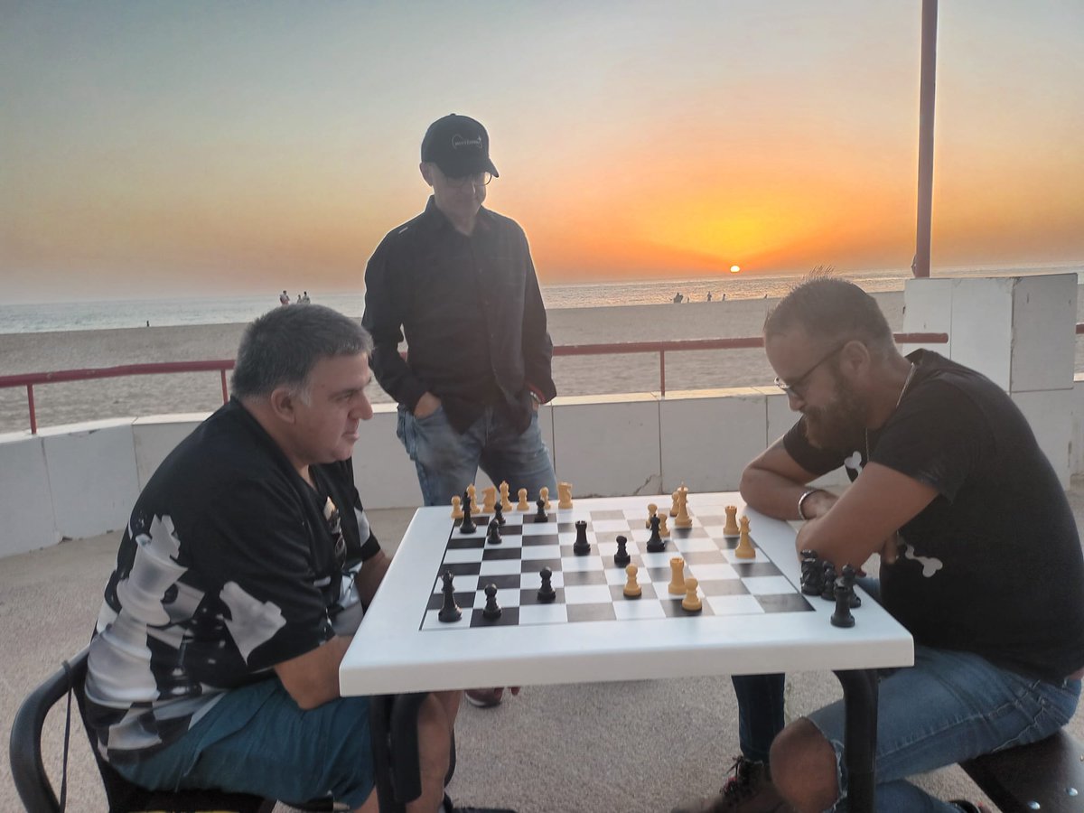 AInvidente's tweet photo. Da gusto jugar al ajedrez con este atardecer aquí en Cádiz capital España, os invito para el verano que viene que vengáis os encantará😇😇😇😇 https://t.co/bur549x1Yn