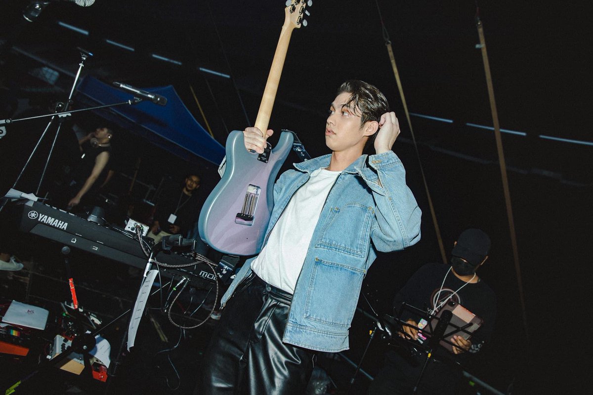 brightpics_'s tweet photo. you looks so cool🎸😎 #bbrightvc https://t.co/ApMvNYJ14d