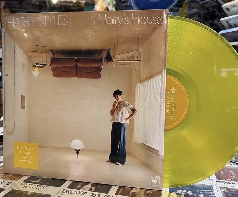 WORLDMUSICAWARD's tweet photo. #TaylorSwift's #Midnights has sold over 400,000 vinyl copies in the US, breaking HarryStyles' record for biggest vinyl album sales in a single week in history (182,000)!💪🐐👑💛 https://t.co/PlM8r1dq9N