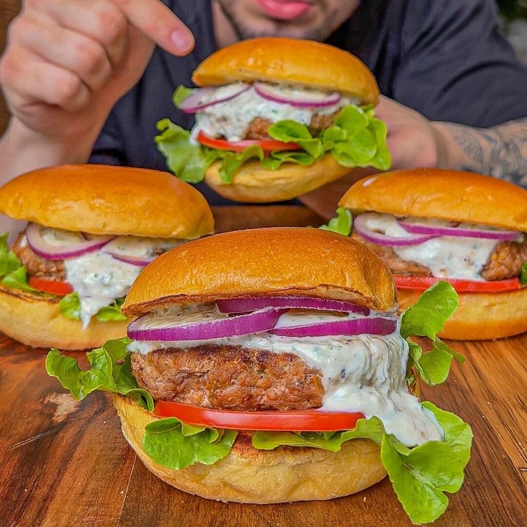 TheTrueFoodies's tweet photo. EASY TURKEY TZATZIKI BURGER🍔
Low Calorie &amp; High Protein💪🏼#burger #sandwich #burgerlover #easyrecipe #fitness #lowcalorie #healthyrecipes #fakeaway #highprotein #lowcaloriemeals #mealprep #healthyeating #easyrecipes https://t.co/s7KMS7XFmx