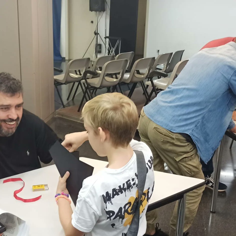 Imatges pel record d’un taller divertidíssim i molt màgic. Un plaer compartir la passió per aquest art amb els que més t’estimes. Moltes gràcies famílies i fins aviat!!!
