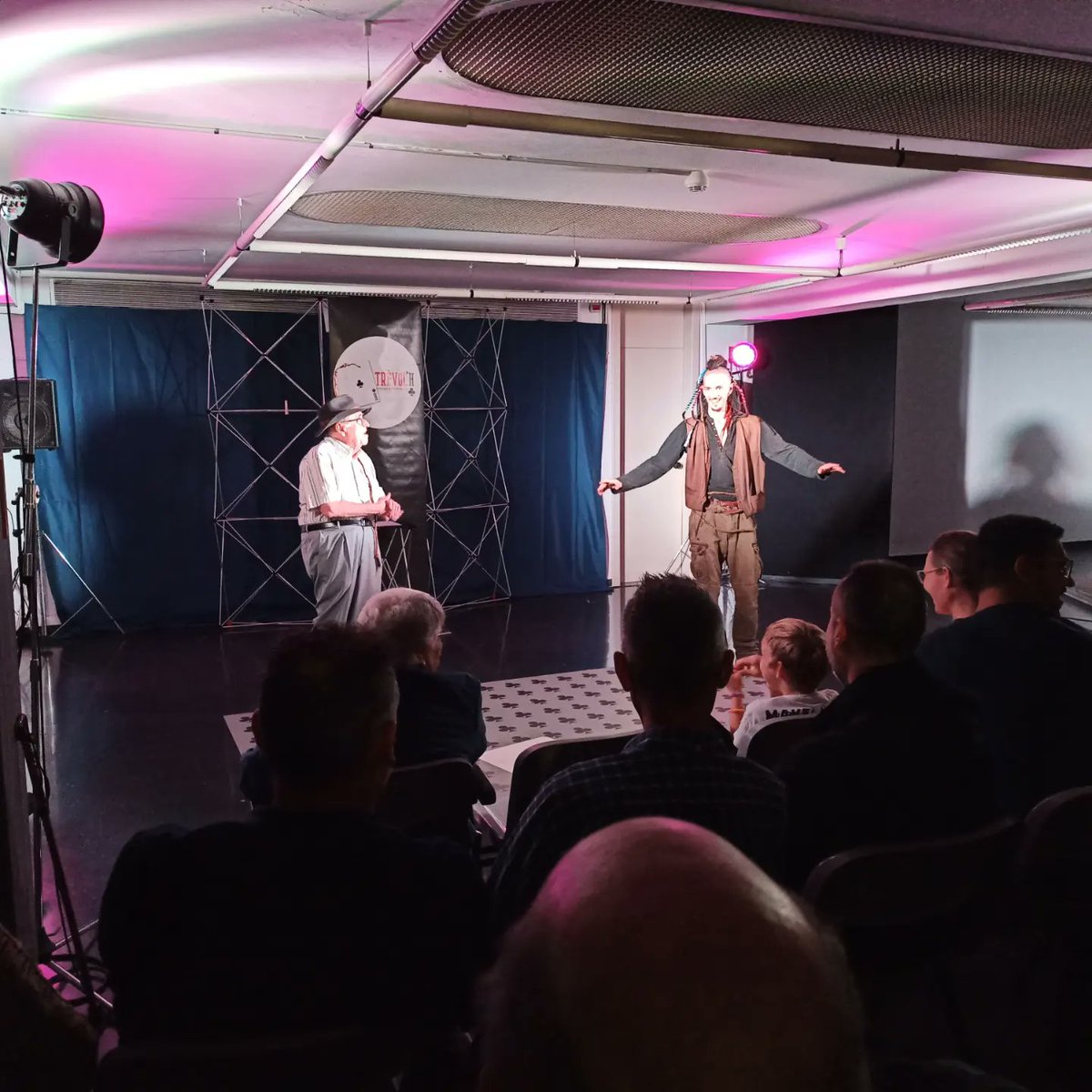 Imatges pel record d’“Apertura” de Juan Colás. Impressionant proposta plena de sensibilitat artística, poètica i màgica. Mil gràcies crack i fins aviat!