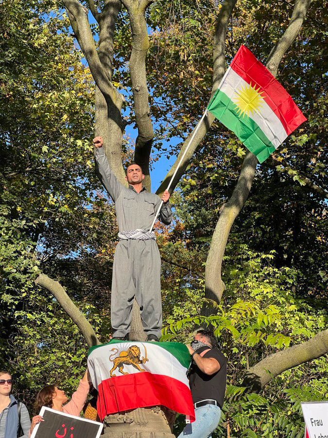 N_Z_315's tweet photo. به عنوان یک کُرد ایرانی میگم:
آرزوی برافراشتن این پرچم رو در خاک وطنم به گور خواهید برد ✌️ https://t.co/VL6EkfksCT