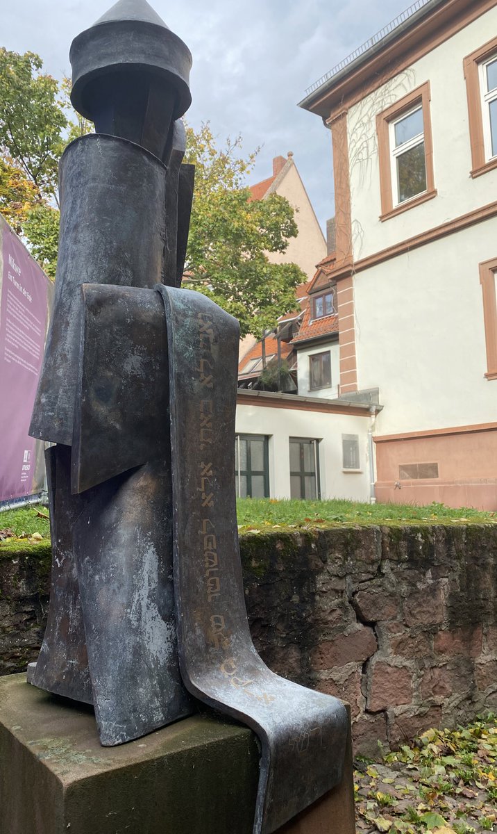 Diese Figur des Rabbi Salomon ben Isaak, auch bekannt als Raschi, (1040-1105) steht neben der ältestes Synagoge Deutschlands in Worms. Dort ist auch die Raschi Yeshiva und eine Mikwe aus dem Jahr 1185.