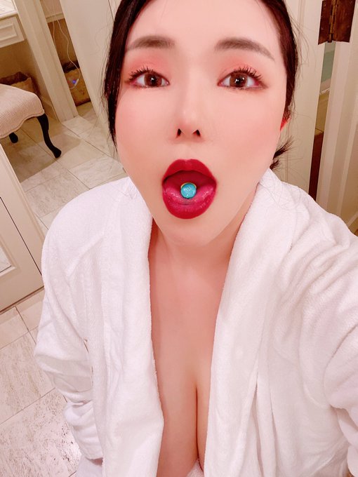 m&m?? https://t.co/wROuvTYPFb