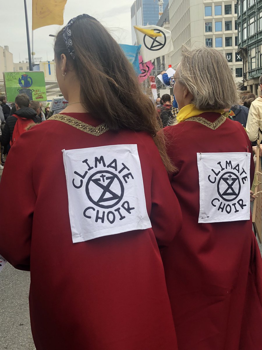 ClimateBelgium's tweet photo. On the streets singing, marching  #marcheclimat https://t.co/SfA1nanRSs