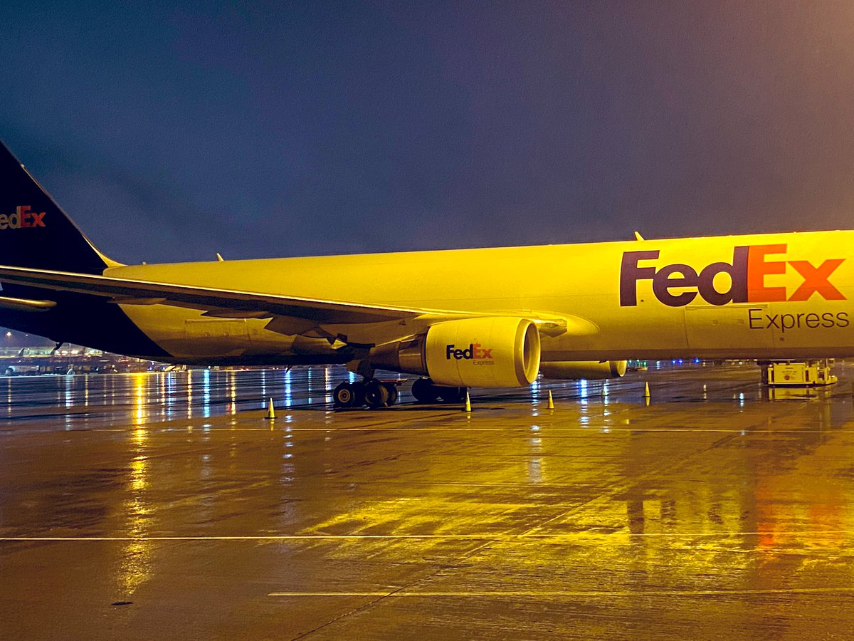 jonkelly31's tweet photo. It was a very wet morning at 0130am doing the #FedEx flight @DublinAirport #ramplife #cargo #HeadLoader #morningshift #dublinairport #Dublin https://t.co/wZJLrHAaQ1