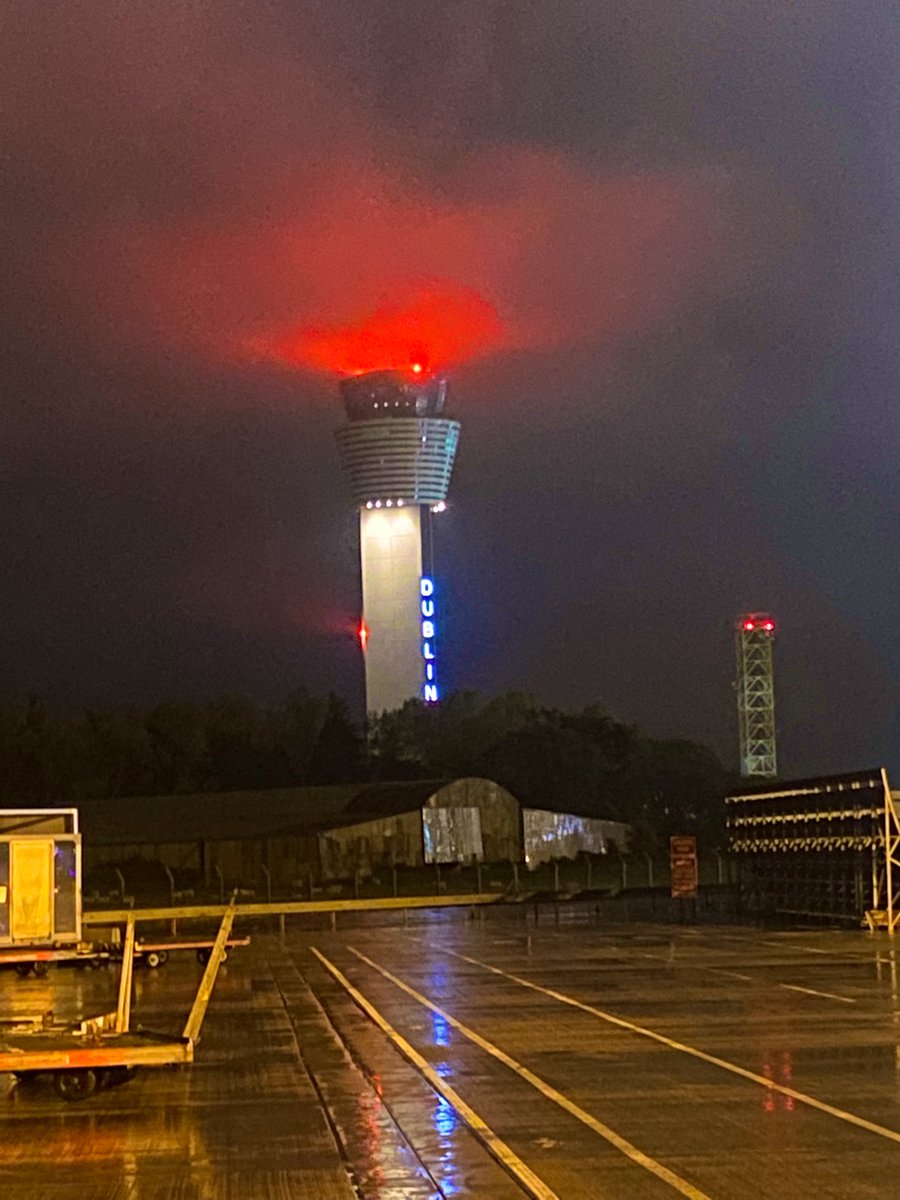 jonkelly31's tweet photo. It was a very wet morning at 0130am doing the #FedEx flight @DublinAirport #ramplife #cargo #HeadLoader #morningshift #dublinairport #Dublin https://t.co/wZJLrHAaQ1
