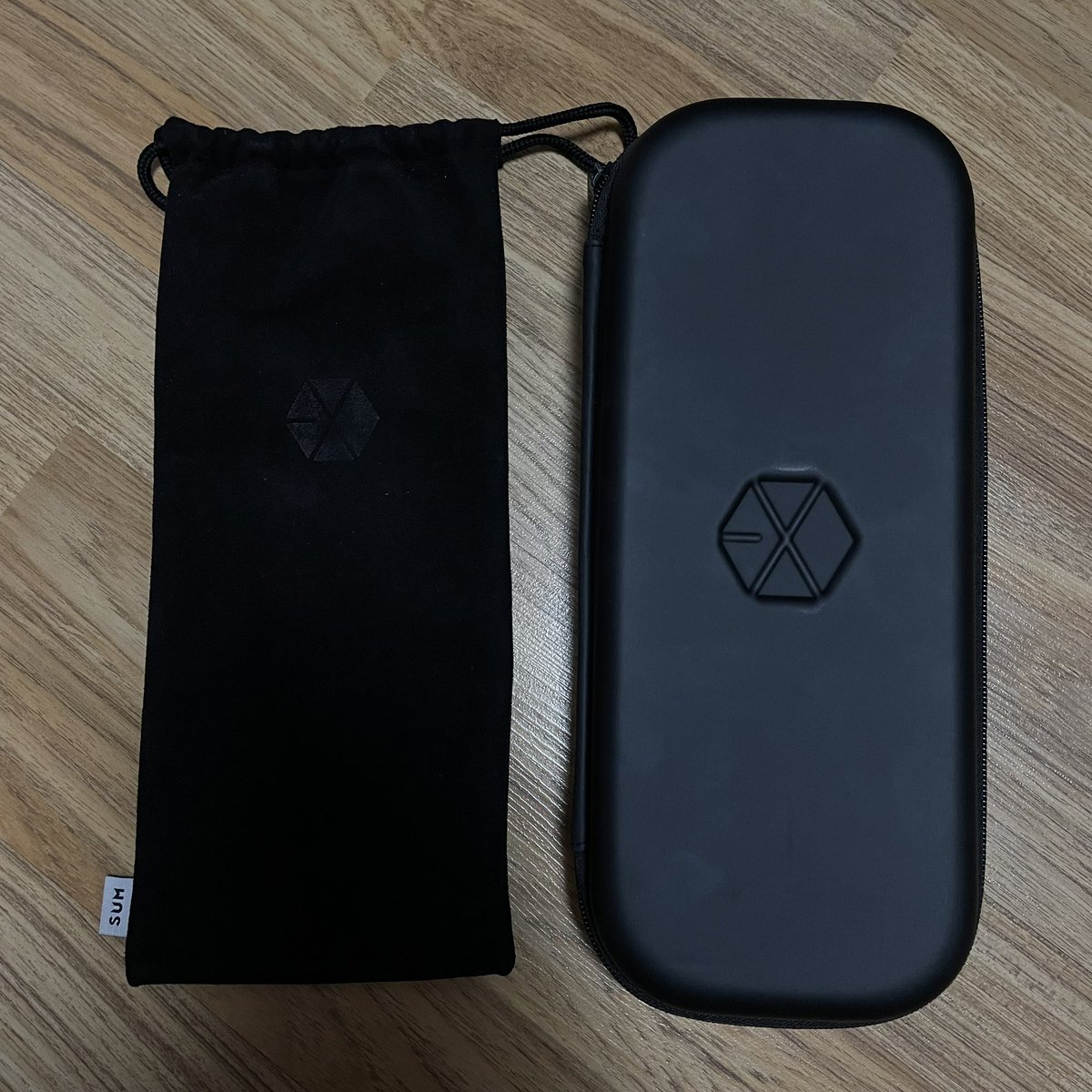 O20526's tweet photo. 엑소 응원봉&파우치 (구리디봉/뉴리디봉) 일괄 배송비 포함 45000원에 양도(sell⭕️)합니다◡̈
응원봉 각각 1, 2번씩 쓰고 또리디봉 구매했던지라 대체로 깔끔한 편입니다!
한국 계좌, 한국 주소⭕️(please dm)
편의점 택배 or 우체국 택배⭕️
Selling exo light stick
#엑소응원봉 #exolightstick https://t.co/Jo9HXG20Aj