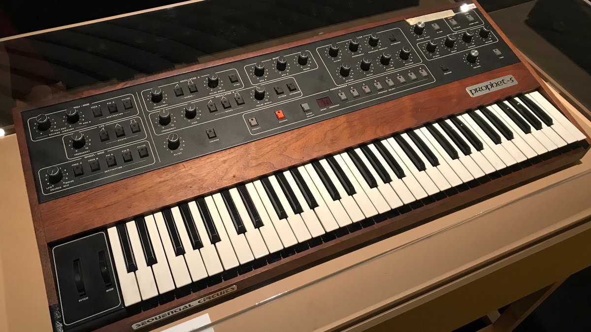 yhd56's tweet photo. シンセサイザーは音をつくっていくものなのでその中ではプロフェット5が一番使いやすい：坂本龍一
特に教授はプロフェット5というシンセサイザーを使って音を作るのが天才的に上手かった。誰もが一瞬で坂本龍一だとわかるあの音色は本当に素晴らしい：ピーター・バラカン
#人生を変えたシンセサイザー https://t.co/mtc42KkhF7