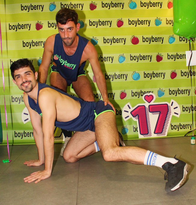 1 pic. Te perdiste nuestro 17 aniversario?
Entonces te perdiste a @NandoReyx y a @velvetchicks8 dándolo