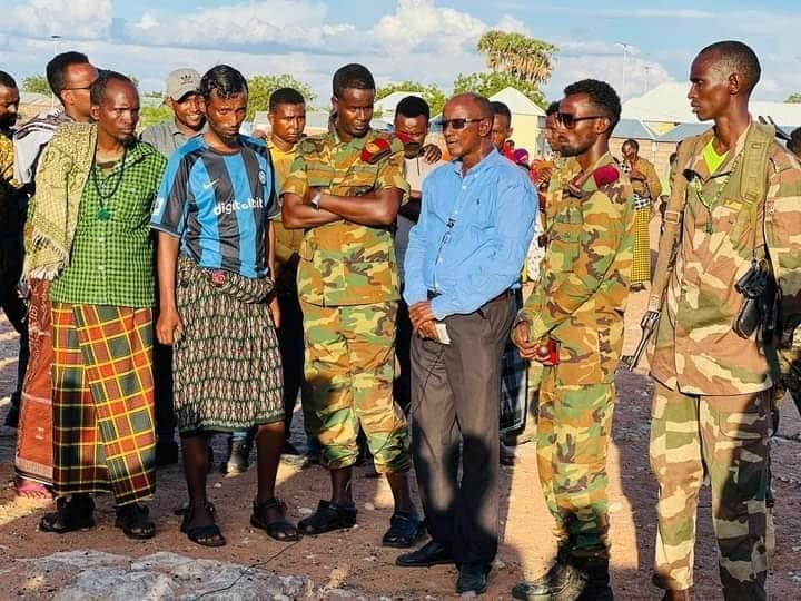 SONNALIVE's tweet photo. PHOTOS: At a public square in Mahas town, Hiran region governor Ali Jayte Osman awarded $10K to two soldiers for conducting a successful operation that led killing two #AlShabab terrorists ringleaders on Saturday. https://t.co/jGKQIpxdTD