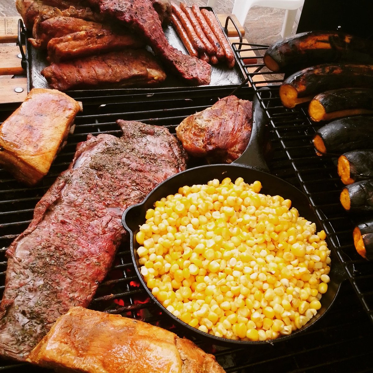 jucamtur's tweet photo. Asado con carnes maduradas:

Bondiola de cerdo
Costilla San Luis
Vacío de res
Chorizo vara
Plátano asado
Mazorca al ajillo
Guacamole
Chimichurri https://t.co/6OBs5WHbc9