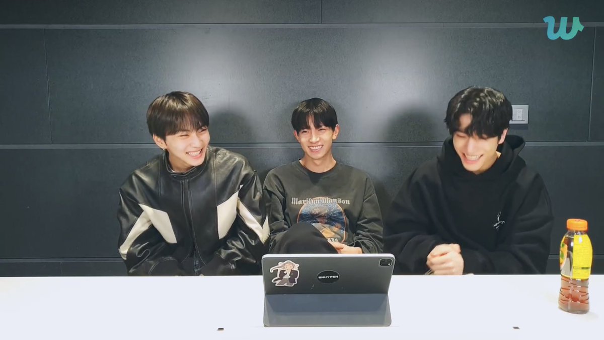 enhypenupdates's tweet photo. [EN-LIVE RECAP 🌟] 221023
“Talk Talk 🙂🙃🙂”

- Jungwon, Heeseung, &amp; Jake came for a unit live!

🐺: We started the live to talk about the US tour~

@ENHYPEN_members @ENHYPEN #ENHYPEN #엔하이픈 https://t.co/SCgke1hVaC