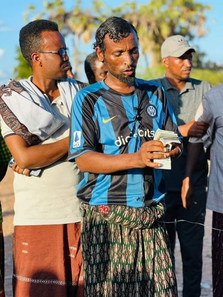 SONNALIVE's tweet photo. PHOTOS: At a public square in Mahas town, Hiran region governor Ali Jayte Osman awarded $10K to two soldiers for conducting a successful operation that led killing two #AlShabab terrorists ringleaders on Saturday. https://t.co/jGKQIpxdTD