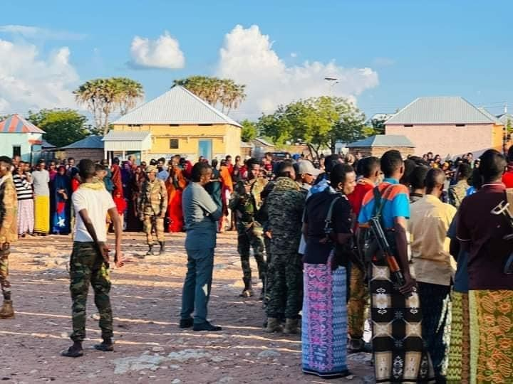 SONNALIVE's tweet photo. PHOTOS: At a public square in Mahas town, Hiran region governor Ali Jayte Osman awarded $10K to two soldiers for conducting a successful operation that led killing two #AlShabab terrorists ringleaders on Saturday. https://t.co/jGKQIpxdTD