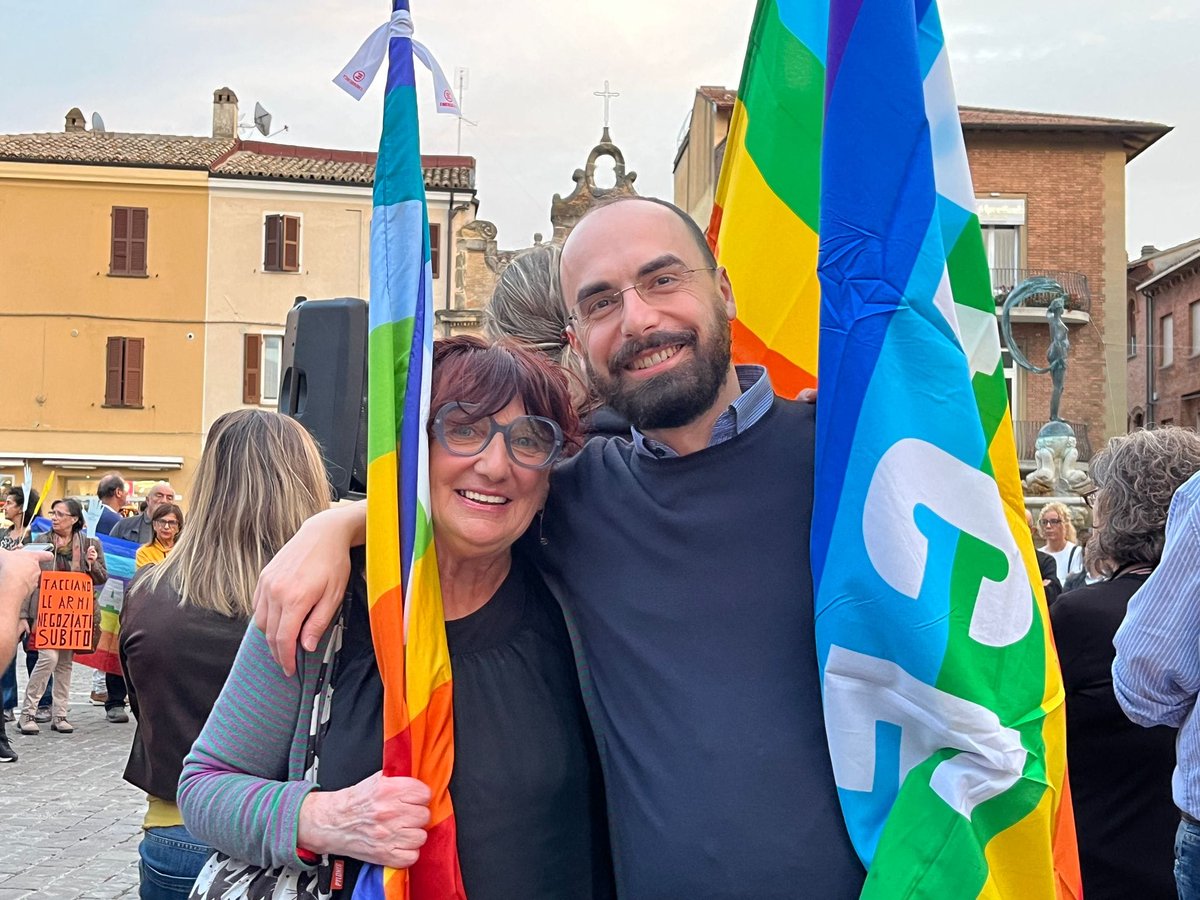 Mascarin_2014's tweet photo. 📢 Dopo otto mesi di guerra è arrivato il momento di invertire la rotta per costruire una #pace stabile e duratura in Europa. ☮ Oggi pomeriggio a #Fano abbiamo attraversato le strade della città in tante/i per rilanciare parole di pace e #solidarietà ✌️ https://t.co/2rvmr7C4Bd