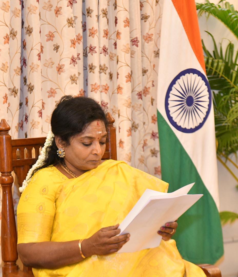 DrTamilisai4BJP's tweet photo. Students of JNTU #Hyderabad    met Hon'ble  Governor  at Rajbhavan &amp; represented their grievances regarding  #jntuhsubjectexception inview of #covidpandemic during their Acadamic years.Contacted VC  @jntu_hyderabad &amp;conveyed the request of 8000 students  for consideration. https://t.co/upIcSNDYdJ