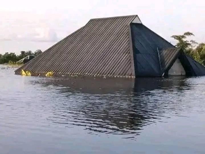 adorableay_'s tweet photo. This has to end soonest😢 #flood #FloodVictimsInBayelsa #T20WorldCup #floodinNigeria #melbourneweather #Cheating https://t.co/noqWEjQ4ap