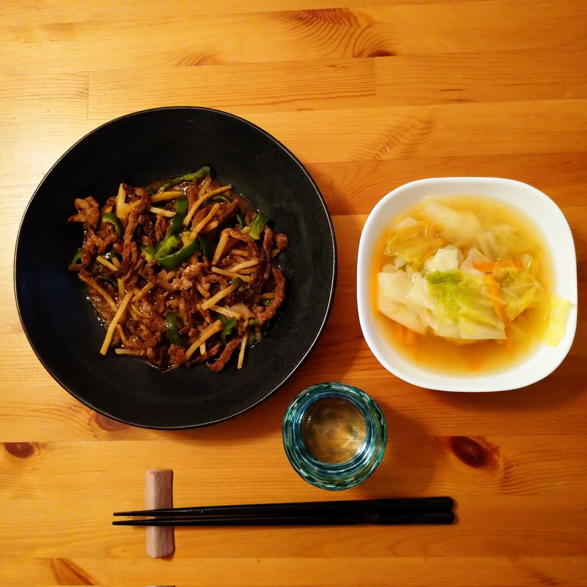 今日の夕飯💕安定の青椒肉絲😁汁椀は昨日に続いてワンタンスープで野菜たっぷり😉いただきます〜🤣呑まれる方はかんぱーい🍻
