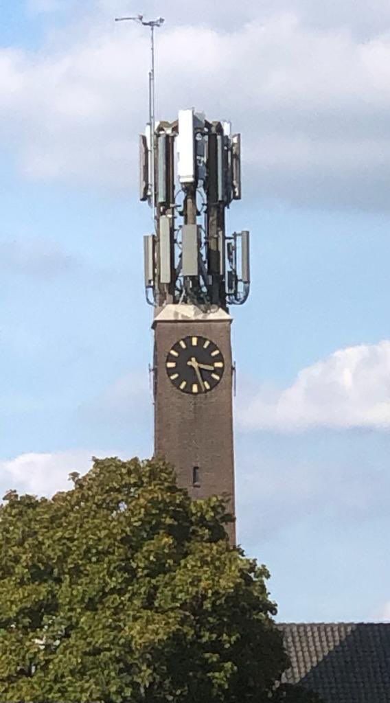 Zendmast op de kerktoren van dit wederopbouwkerkje. Hoe lelijk kun je het maken.