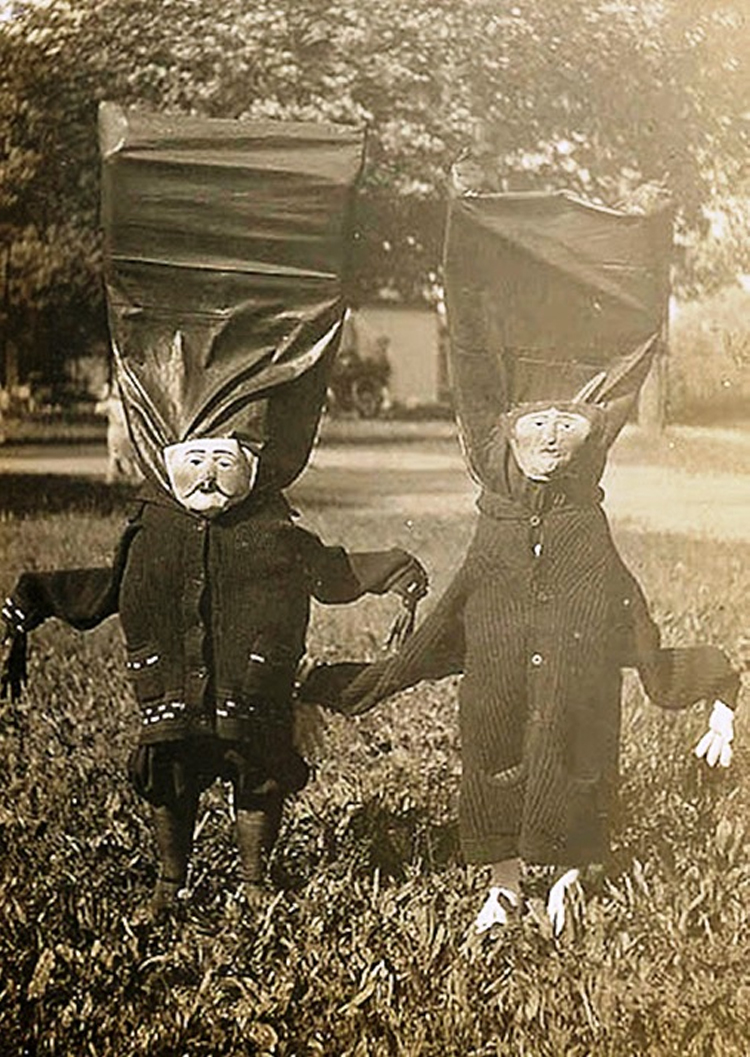 31 DAYS of Vintage #Halloween costumes. Day 23