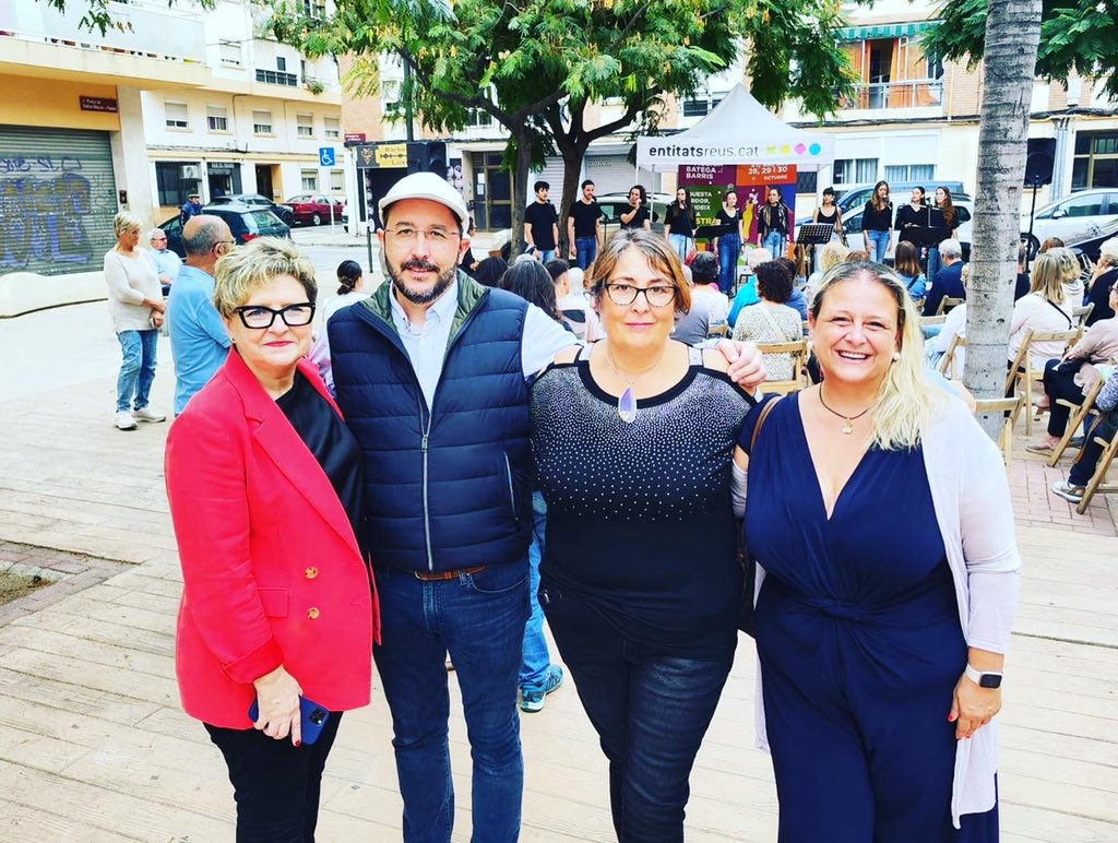JuntsxCAT_Reus's tweet photo. ❇️Teresa Pallarès, Pere Aluja, Anna Tarragó i Sarah Dubois avui a la inauguració del local de l’AV #MasMagrané i al dinar de l’AV Blancafort.
✅Seguim donant costat a la cultura i les entitats veïnals.
#JuntsReus #JuntsxReus #JuntsxCatReus https://t.co/raWkM10eGm