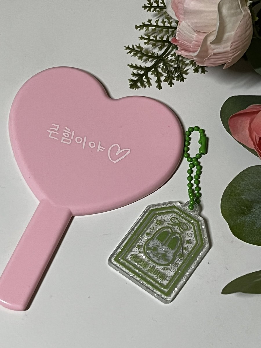 🎉 우리 해군 전역 D-399 🥳

길고 길었던 400일대를 지나 300일대를 맞이하여 기쁘기도 하고, 앞으로도 원필이의 건강한 군생활을 기원하는 마음에서 RT해주시는 한 분께 원필이 손글씨 거울과 행빌부적 키링을 드립니당🫶🏻 앞자리가 3번이나 바뀌다니…(감격) 당발은 내일 오후 원필시에 할게요!!