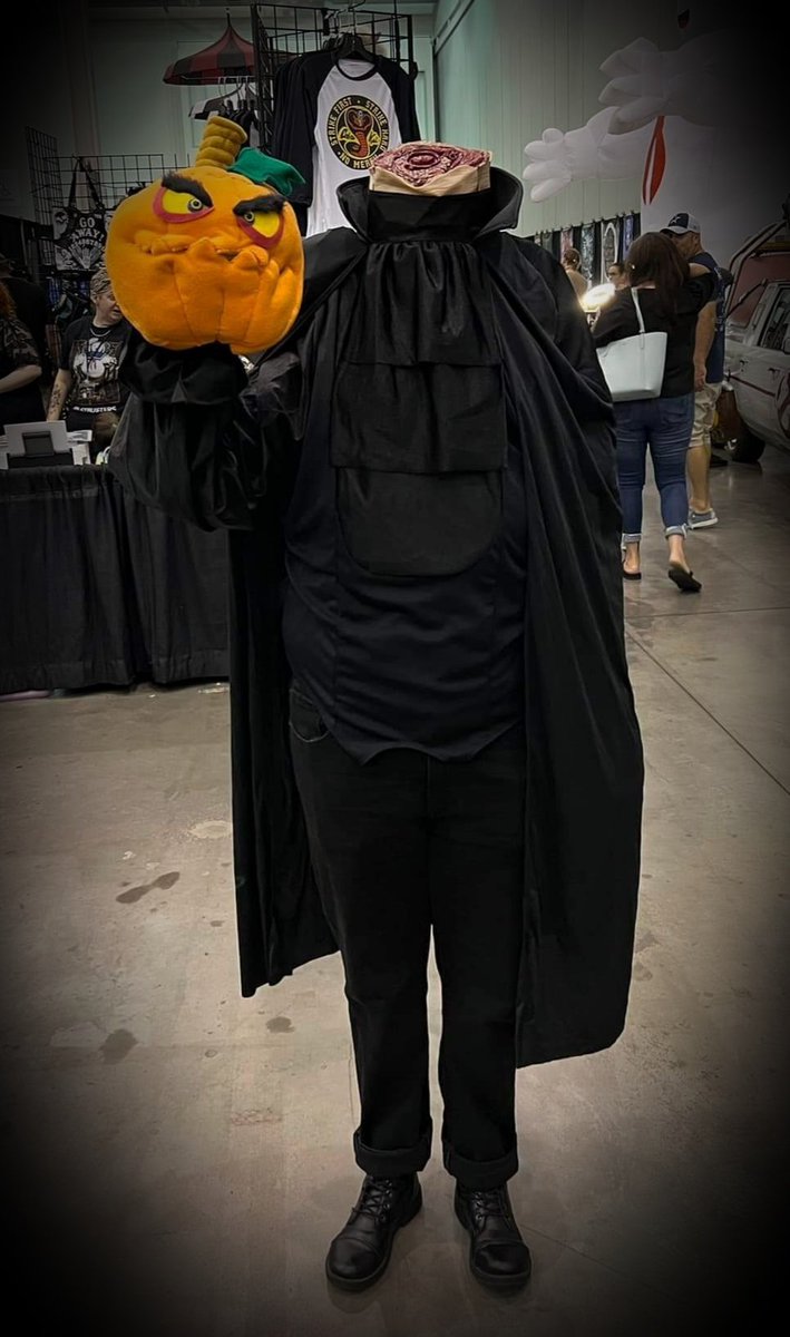 TheGhostHost's tweet photo. "The one that's cursed is the Headless Horseman, he's the worst." 🎃

Happy #SpookyScarySunday!

👻 Cosplay by me, your Ghost Host!

📸 Photo by unknown. 

#HeadlessHorseman #Cosplay #Cosplayer #Cosplaying #CosplayTwt #Horror #HorrorCommunity #HorrorFam #HorrorFan #HorrorSlut https://t.co/dkV8ciThqf