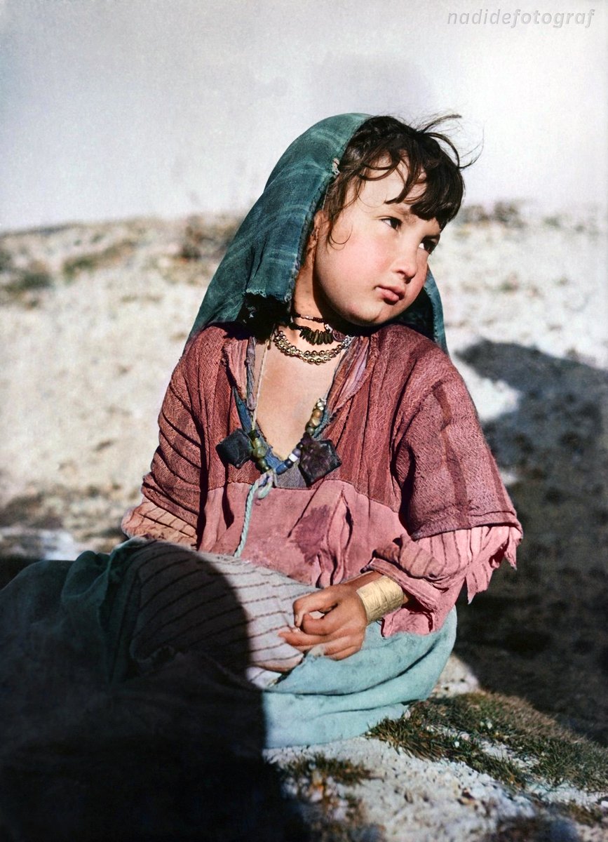 Keystone arşivinden bir fotoğraf daha. Küçük bir Türk kız çocuğu. Başka bir detay eklenmemiş. Gelin detayları birlikte ekleyelim.
