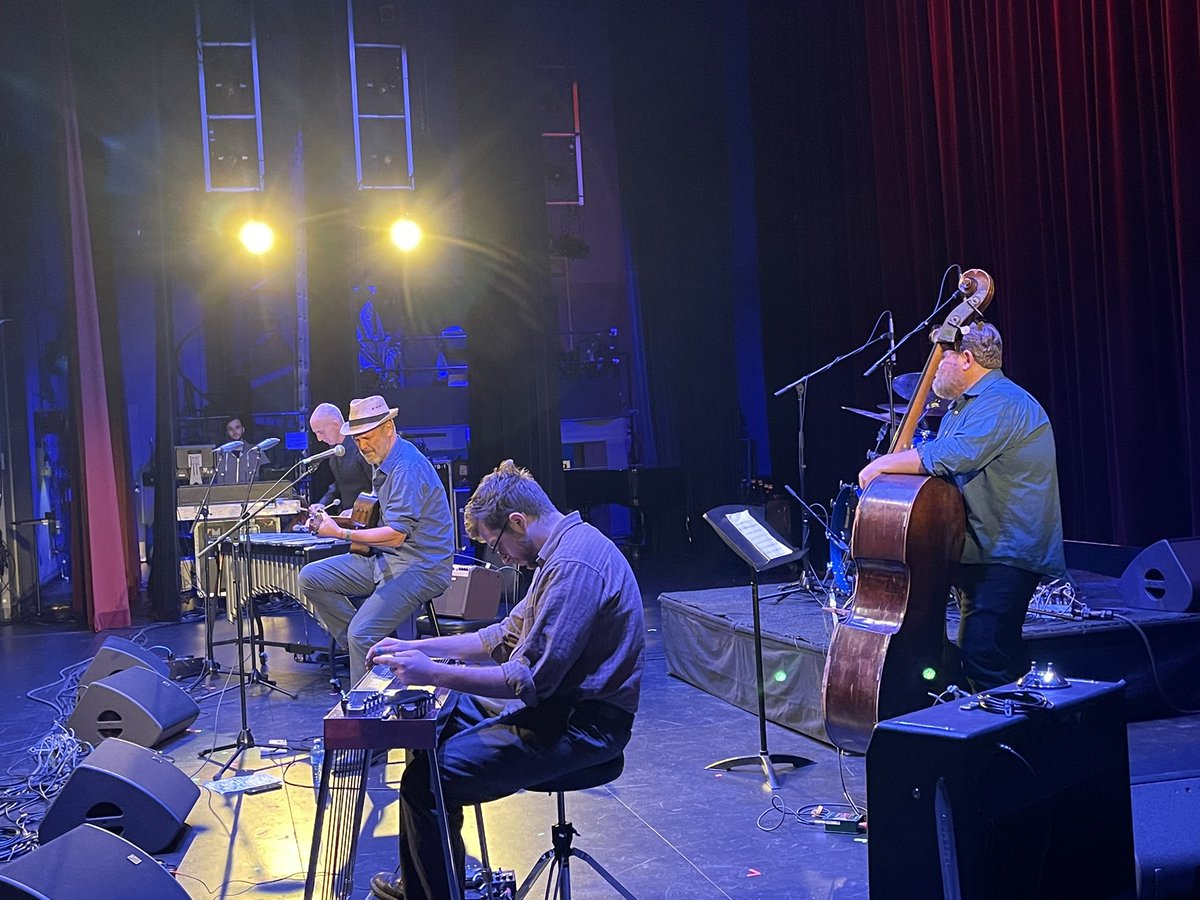 cindymcleod's tweet image. Sussex perform at #abshowcase #genrebustingoriginals #myriadofinstruments #michaelemenau #roblutes @ArtsTouring