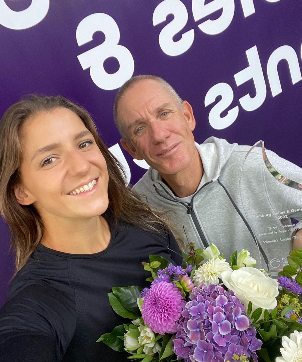 lu_tenis's tweet photo. ¡Rebeka Masárová, campeona del W60 en 🇩🇪 Hamburg! Supera a la primera cabeza de serie, 🇧🇪 Bonaventure, 6-4 6-3 para levantar su 6º título, el primero del año. ¡¡Enhorabuena, Rebeka y Pipo!! 💪🏻💪🏻💪🏻👏🏻

📸 IG Rebeka https://t.co/Bhj2OM765O