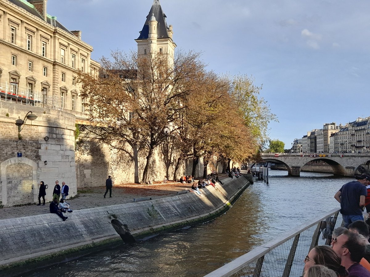 CCSeniorTrips's tweet photo. Seen from the Seine! #CCMFL #CCFrench https://t.co/NSc0vjPcTw