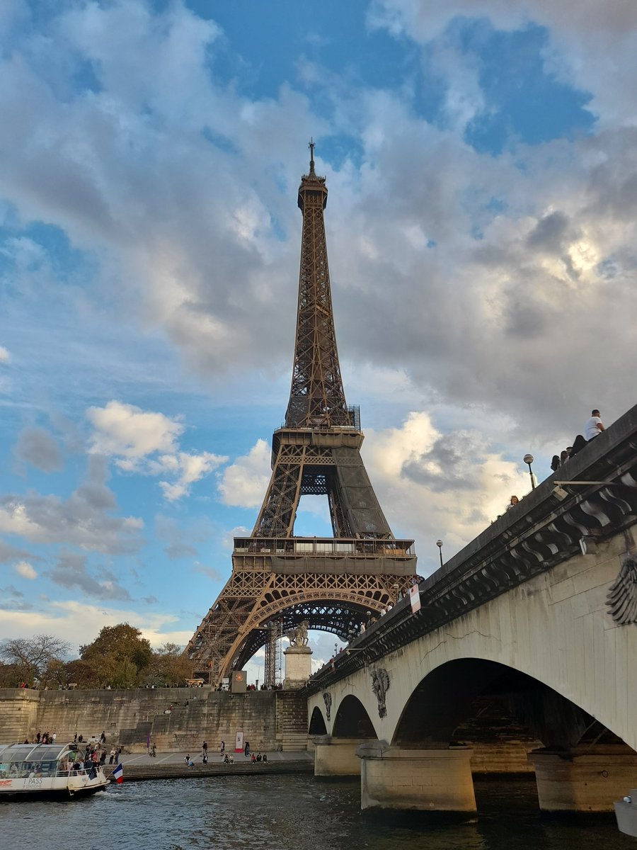 CCSeniorTrips's tweet photo. Seen from the Seine! #CCMFL #CCFrench https://t.co/NSc0vjPcTw