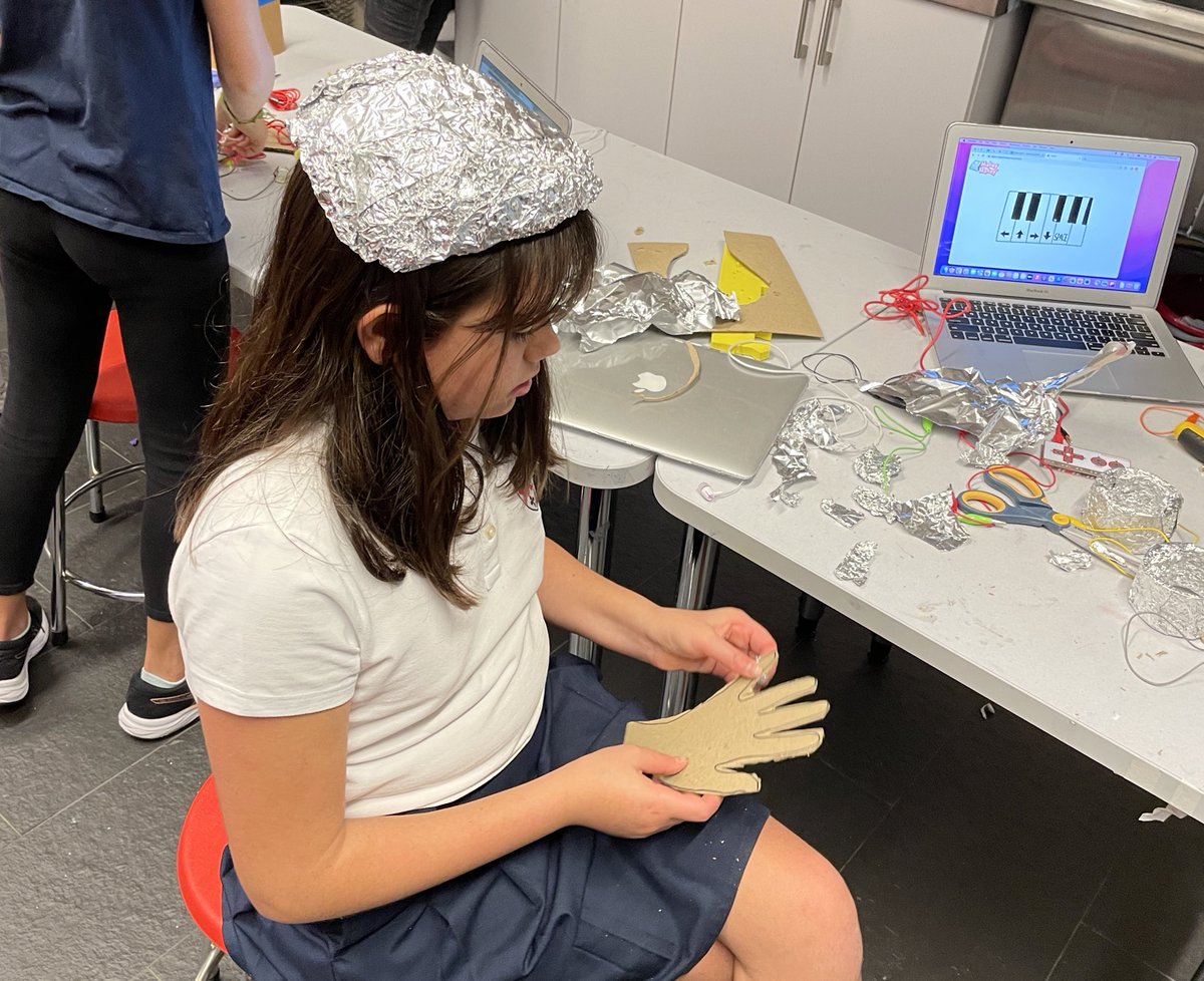 reidgreenblue's tweet photo. We were amazed by the creativity of this 5th grade class when building @makeymakey controllers for maze games they coded in @scratch 😎 #pypdesign #makered https://t.co/740ZJHi3Ej