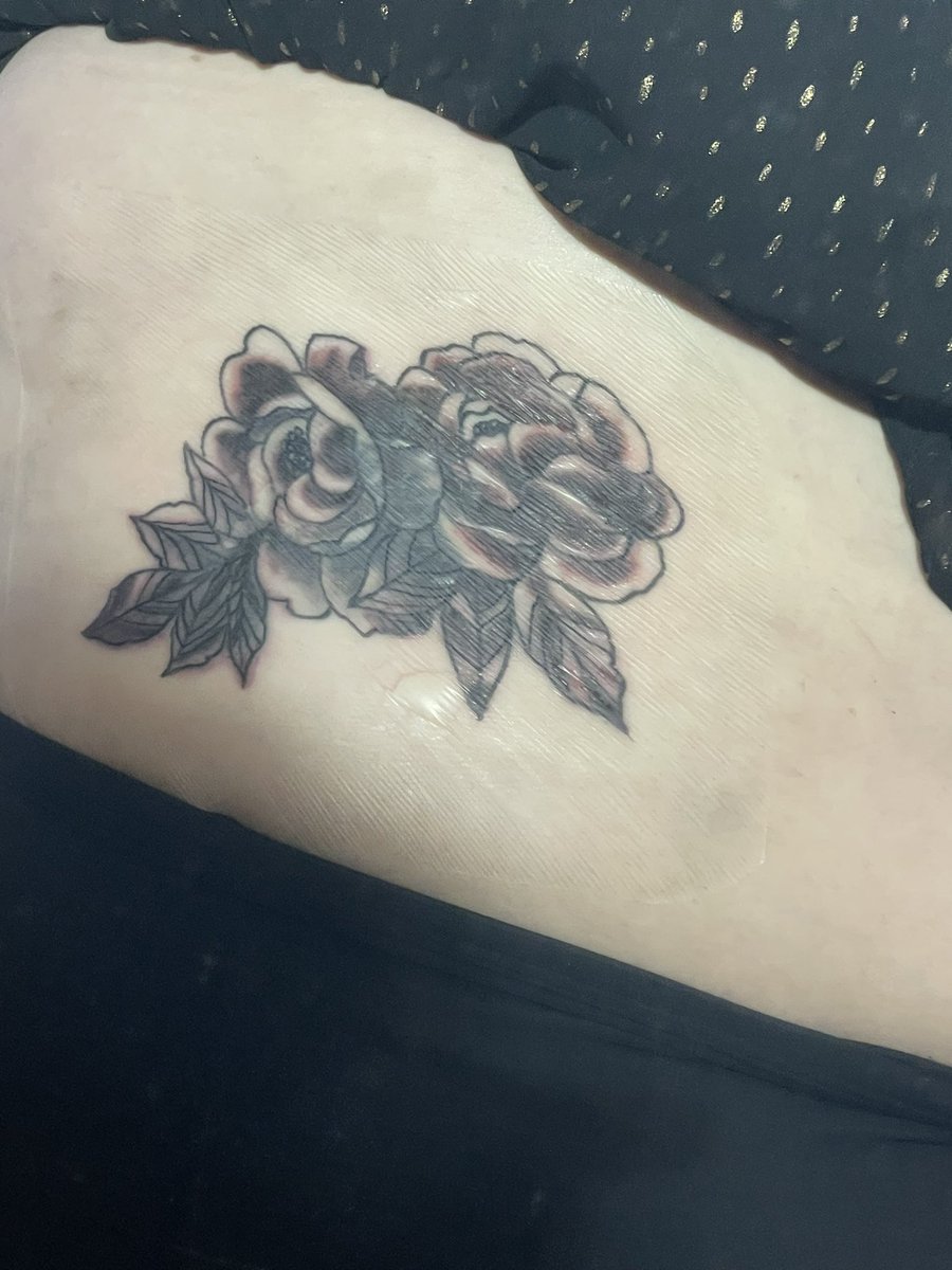 sdmoyle's tweet photo. Had THE WORST tattoo experience with @kavitahutson. She messed up  (see leaves) and then attacked me when I pointed out her errors. I’m asking for a refund. Portland friends, steer clear of Kavi and Honeydew Tattoo Collective. #portland #tattoo #badtattoo #portlandtattoo https://t.co/hr3cw7nnra
