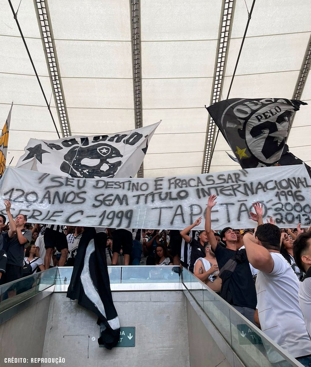 TNTSportsBR's tweet photo. PROVOCAÇÃO NO MARACANÃ! 👀 E essa faixa da torcida do Botafogo no clássico contra o Fluminense? É rivalidade, amigo... 🔥 #Brasileirão2022 https://t.co/11nA0BWH13