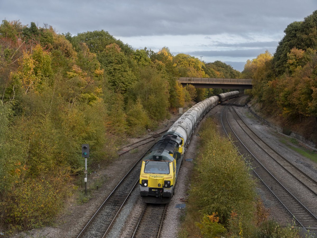 70007 with the twin axle PCA wagons approaching Rotherham Masborough. 6M89 0950 Dewsbury Blue Circle to Hope Earls Sidings. 22/10/22