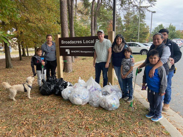 LuciaZgr's tweet photo. Our @JoAnnLeleckES community clean-up was a big success! We couldn’t get all the volunteers in the picture, but we are so grateful for everyone who came to give us a hand 🙌🏼💪🏼 (especially volunteers from @StCamillusMD and #SSIMS. Shout out to @MyGreenMC for the support ❤️ https://t.co/i8gYXXcGXe