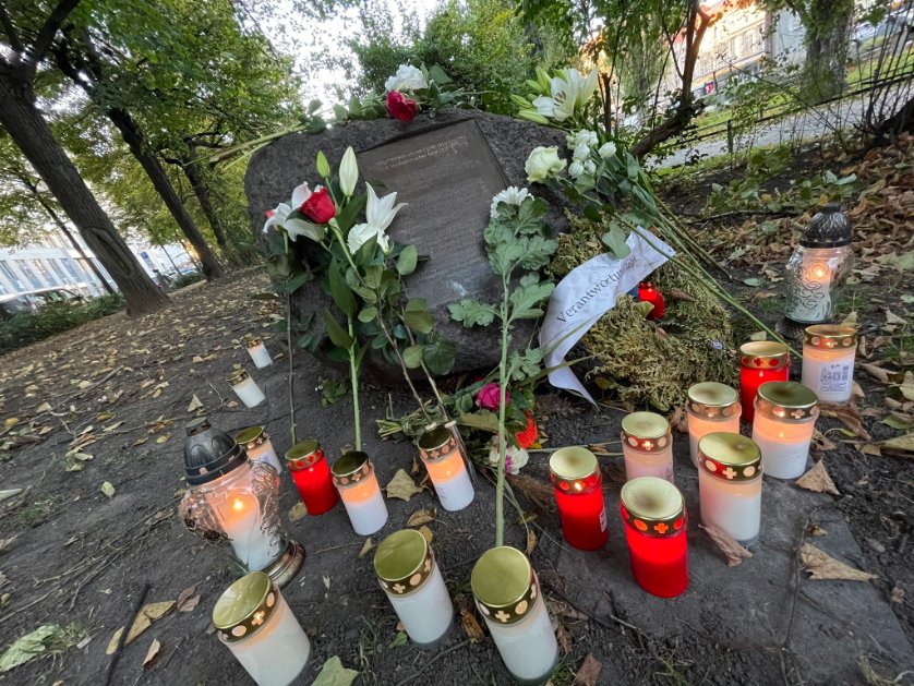 RassismusT's tweet photo. Am 24. Oktober 2010 wird Kamal K. von zwei Neonazis in #Leipzig ermordet. 2020 erinnerten mehr als 1000 Menschen an diesen und weitere rechte Morde:

-> https://t.co/QNRm8MFoqL

In Taucha wurde am Samstag #le2210 auf einen der Täter bei der antifaschistischen Tour hingewiesen. https://t.co/8kxG05tN9g