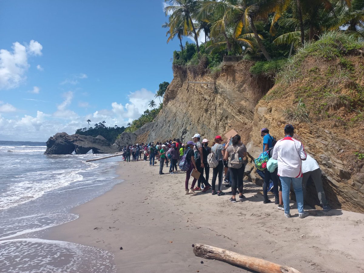 #Fossil-finding fun with my #Evolution students at beautiful North Manzanilla beach in #Trinidad yesterday. Great to get back out for some hands on #palaeontology after 2 yrs of virtual labs!🔨🐚🌴🌊🦴