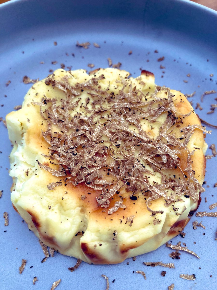 GranadaTeComo's tweet photo. ¿Existe la tarta de queso perfecta? 
Existe y lleva trufa fresca
¿Dónde?
En Le Bistró by el Conjuro 
Calle Martínez Campos,8
#Granada https://t.co/UdLn0GyO20
