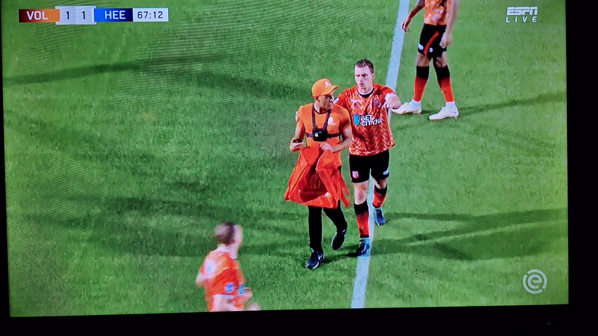 PatrickBiljoen's tweet photo. @fcvolendam Oh, ik had net een pizza besteld...
Ik dacht het kan nog net voordat de wedstrijd hervat gaat worden... #thuisbezorgd #volhee https://t.co/csbOjS19zp