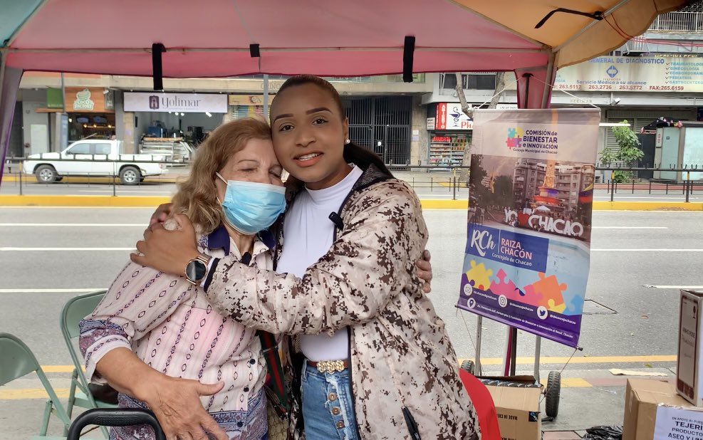 Arismendisanz's tweet photo. #Entérate🚨|| En la #PlazaElIndio en #Chacao están recibiendo sus donaciones en apoyo a #LasTejerias. Jefes de calles y UBCH abocados a la causa #PsuvMiranda.

¡Las Tejerías Renace! 

#Solidaridad 

@NicolasMaduro 
@Soykarinacarpio 
@Raizachaconpsuv 
@soymundocap https://t.co/A0syMa4My4