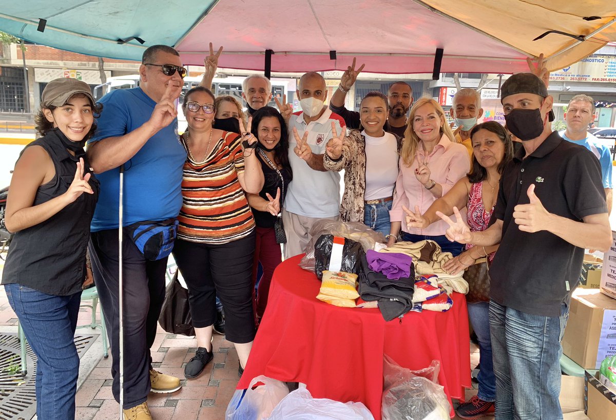 Arismendisanz's tweet photo. #Entérate🚨|| En la #PlazaElIndio en #Chacao están recibiendo sus donaciones en apoyo a #LasTejerias. Jefes de calles y UBCH abocados a la causa #PsuvMiranda.

¡Las Tejerías Renace! 

#Solidaridad 

@NicolasMaduro 
@Soykarinacarpio 
@Raizachaconpsuv 
@soymundocap https://t.co/A0syMa4My4