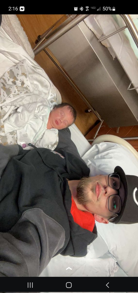 dssj04's tweet image. Daddy and Lil Man&apos;s first NFL day!  So far a win win and another win situation 😎🏈
@PostyCrew @rriproarin