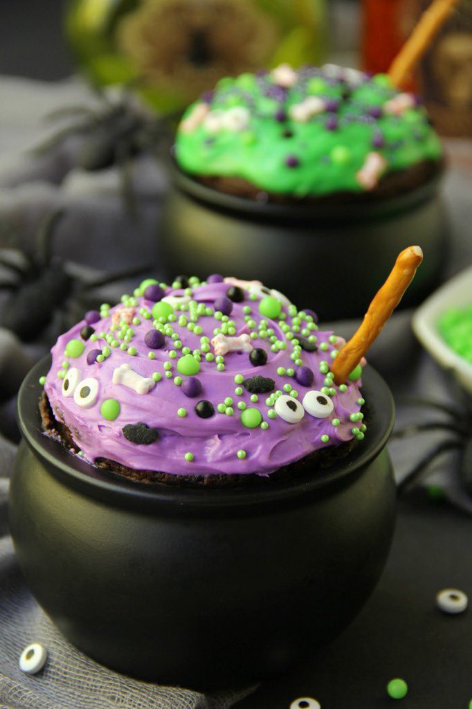 GhouliaChilds's tweet photo. WITCH CAULDRON Mug cake via Bitz &amp; Giggles 
#GhastlyGastronomy 

https://t.co/sPgjB6E45l https://t.co/t0uzFAUqXh